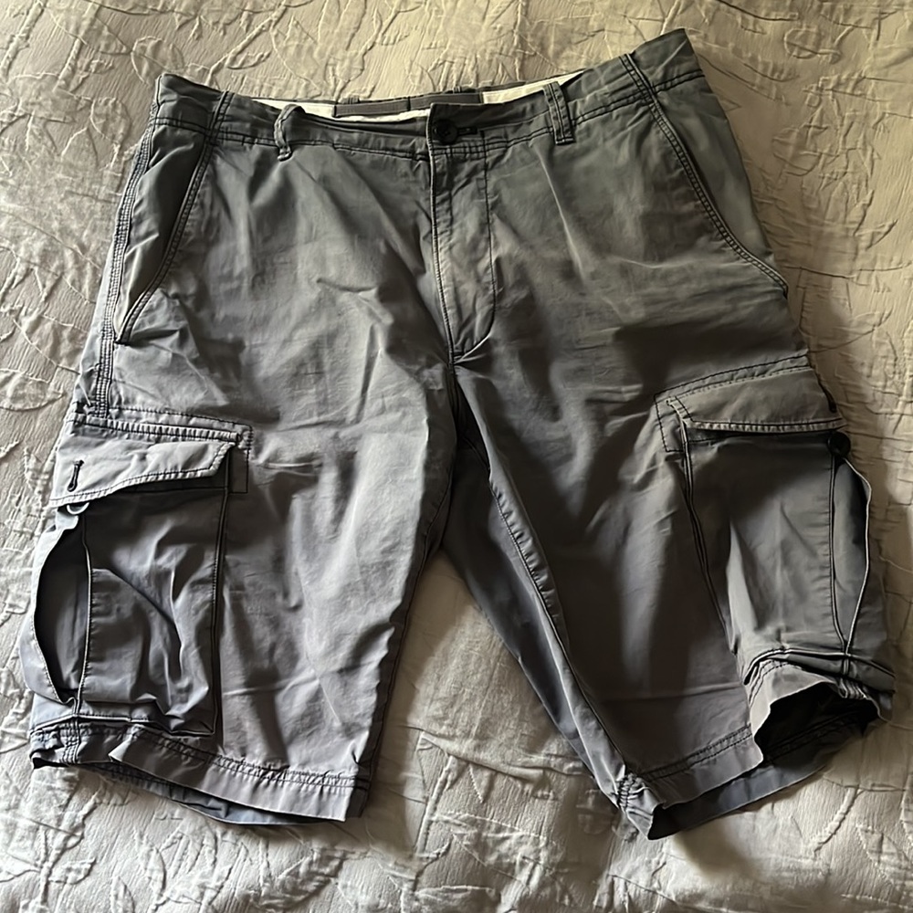 Banana Rebublic gray cargo shorts - size 31